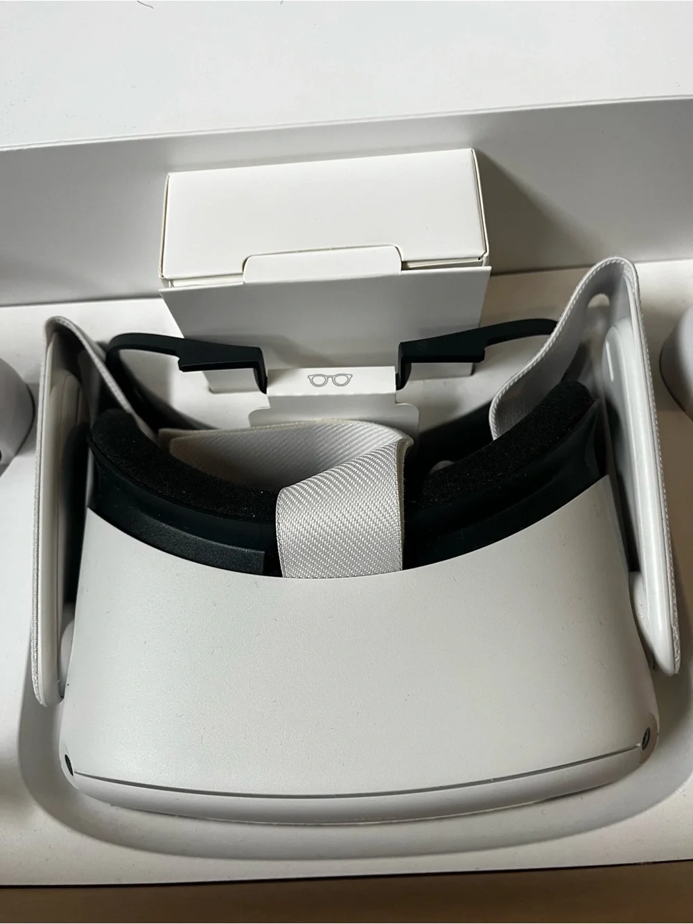 NWOT Oculus Quest 2 White Standalone VR Headset with White Controllers